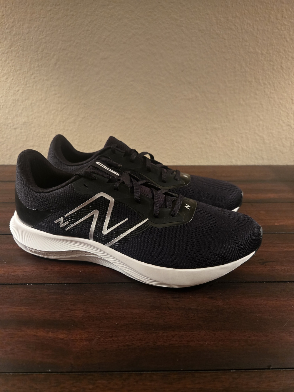 New Balance Men’s DynaSoft Pro Run V2 Sneakers